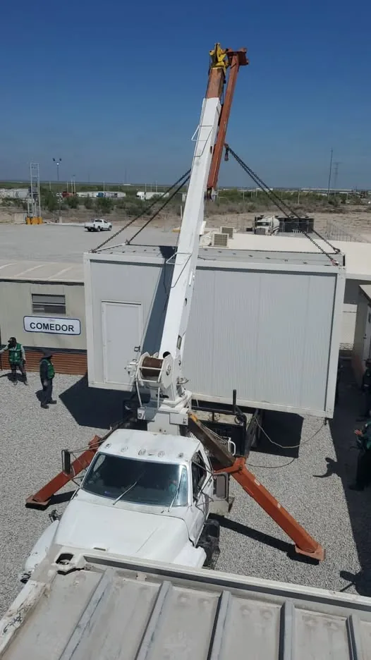 Montaje de módulos de oficina en un campamento industrial