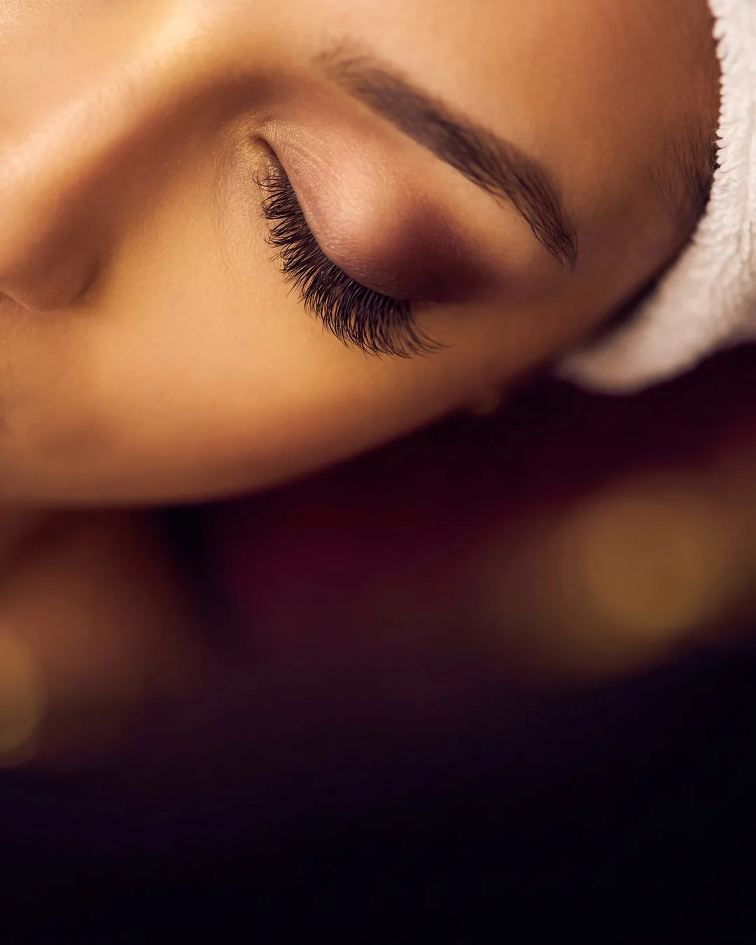 Extensiones de pestañas de volumen, con el ojo cerrado