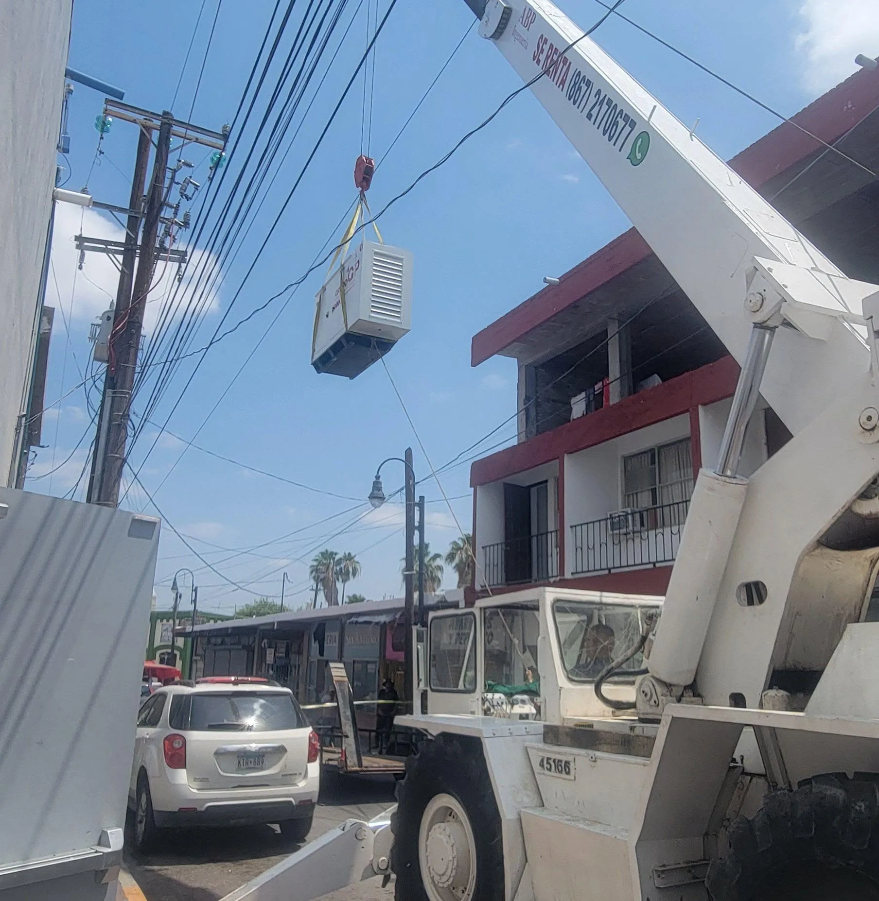 Grúas titán sobre camión de ABP en un trabajo en Nuevo Laredo