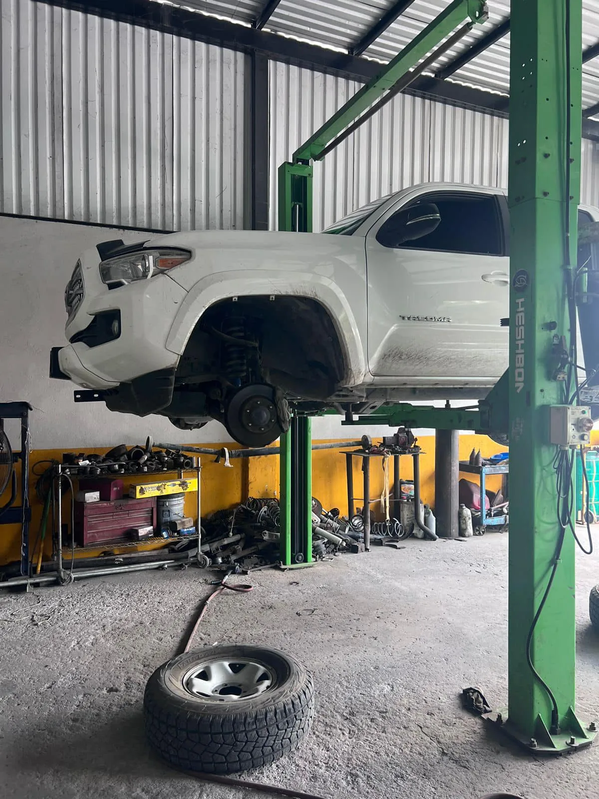 Toyota Tacoma sobre elevador en bay 4