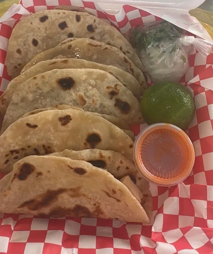 Orden de tacos dorados con curtido y limón