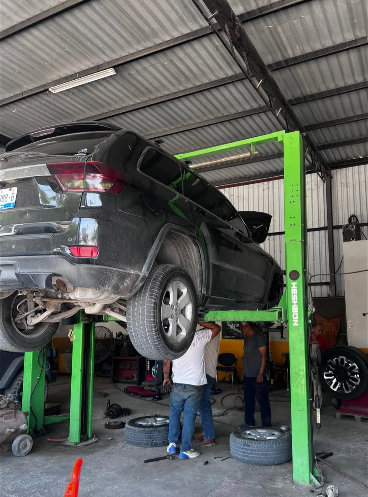Jeep Grand Cherokee en elevador