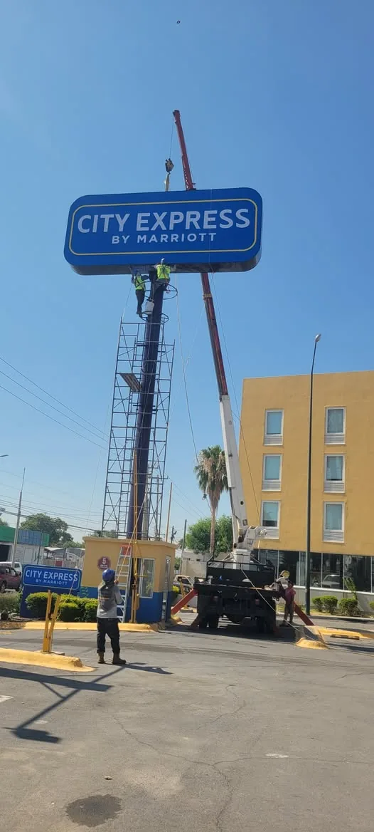 Montaje del anuncio de City Express by Marriott sobre su torre