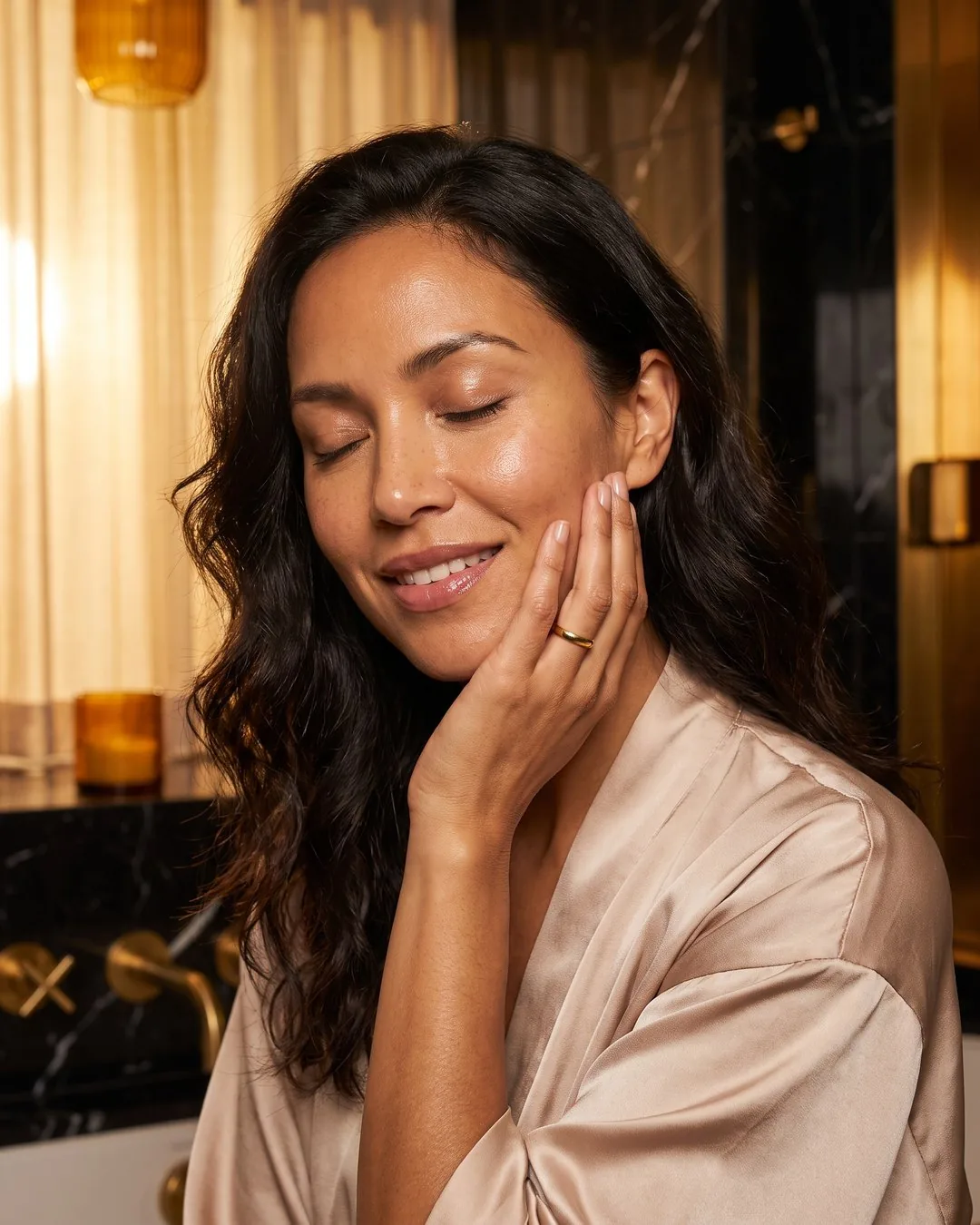 Rostro de piel luminosa después del cuidado facial