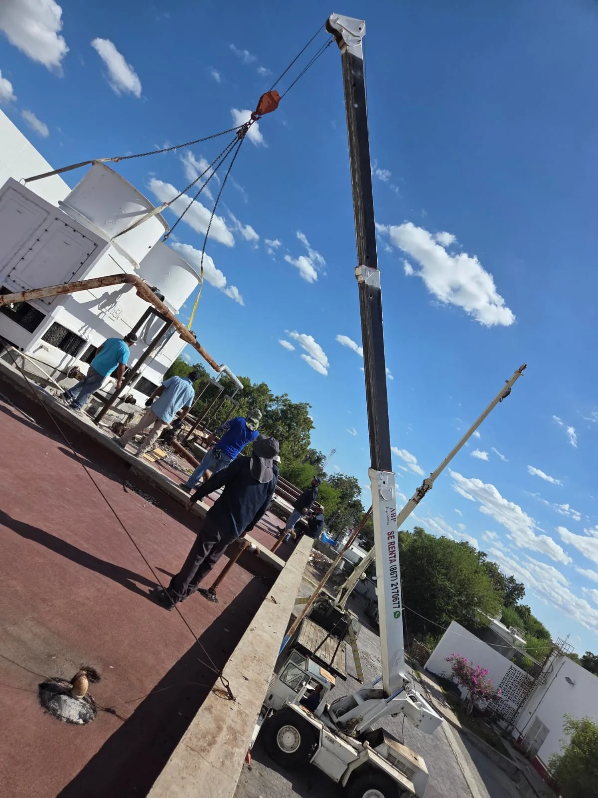 Grúa telescópica todo terreno de ABP en un trabajo en Nuevo Laredo