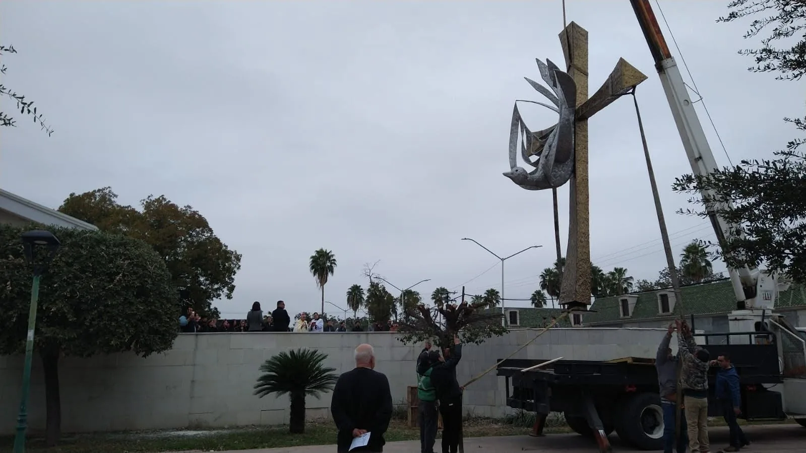 Colocación de una cruz de acero con paloma en el atrio de la catedral, con la comunidad presente