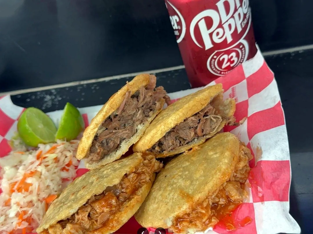 Gorditas de barbacoa y chicharrón con Dr Pepper